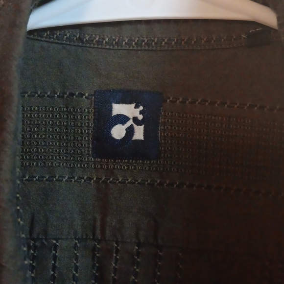 Size XLarge Men's Button Up - Picture 4 of 6